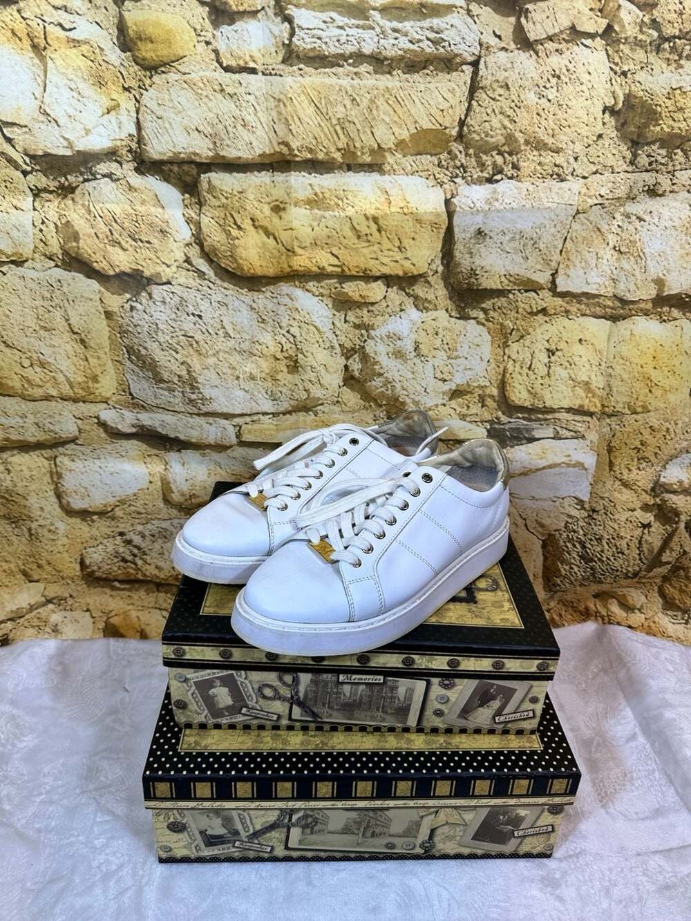 Lauren Ralph Lauren Angeline White and Gold Leather Sneakers Size 9